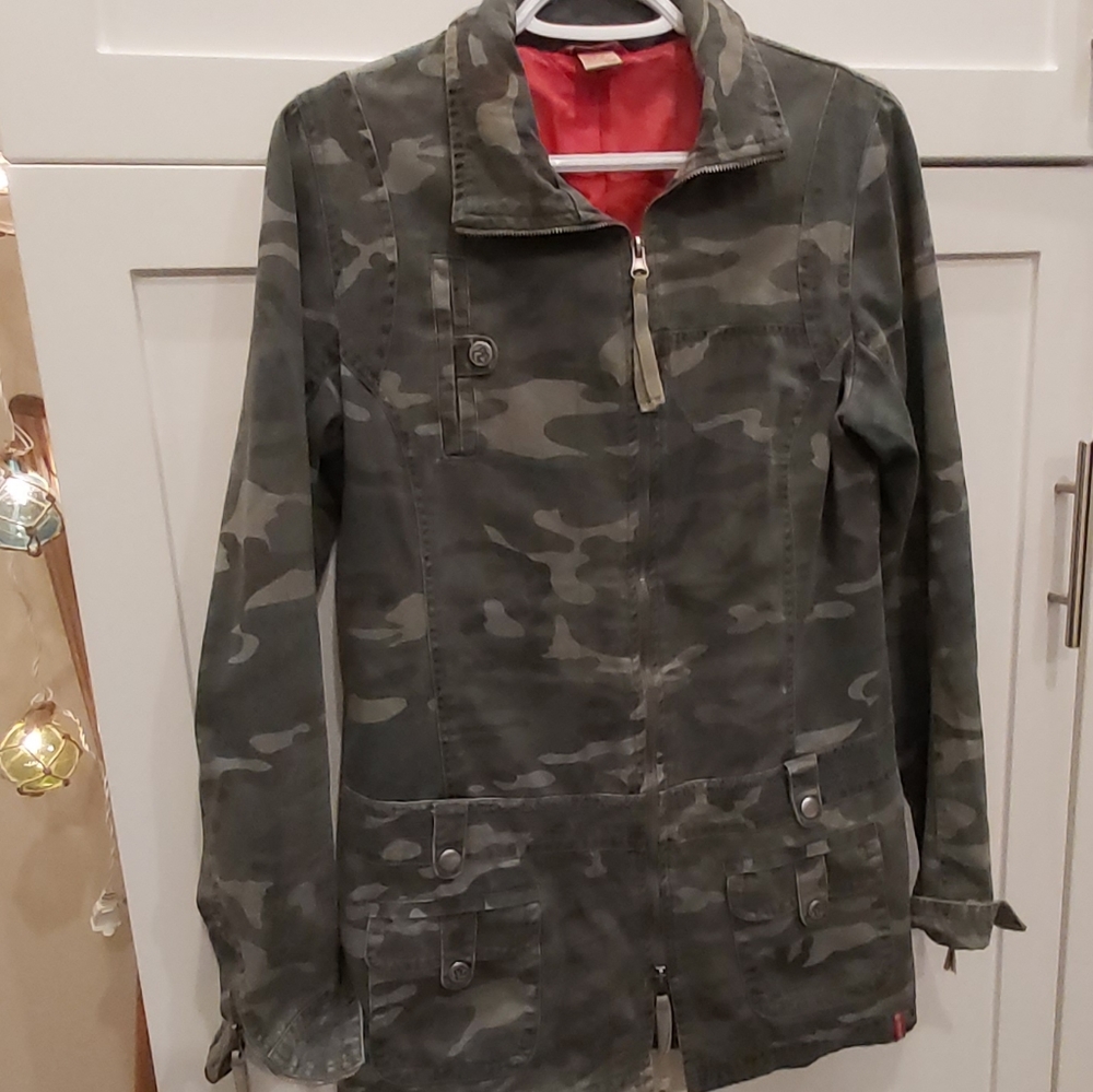 Groggy embroidered camo coat